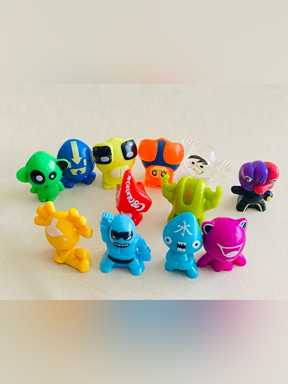 12 GoGos Crazy Bones retro toy collectible set